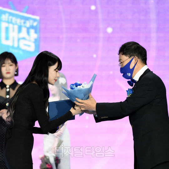 [포토]BJ 기룡이 `아프리카TV, 신인상 받았어요` | 디지털타임스
